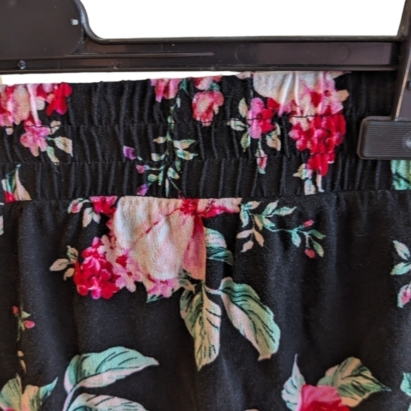 Torrid size 0 Floral shorts. Shorts are fully lined. Boho style - Picture 7 of 7